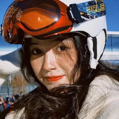 使用下方 20 个影片名，按顺序一一对应，不要改动片名文字，只根据片名和括号内类型提示来虚构全新的故事内容： 野挺有趣 我的祖母给国王熨过衣服 求助！我把朋友变小了 致命女秘书 我们是一家人 恶魔与女性 劫后诊疗室 蓬门未识绮罗香 冰冻地带 封锁 惊奇队长2 摄影师和他的情人 福星盈门 贵族千金 黎巴嫩【历届佳片】 青空 剧场版 公主小马 快活谷 藏獒情未了 奶路臣